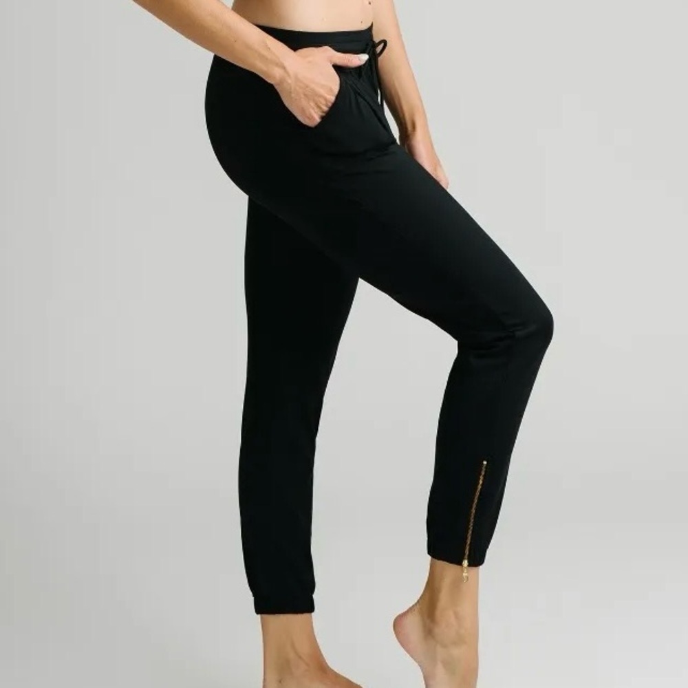 Zyia Black Peak Zipper Joggers size small